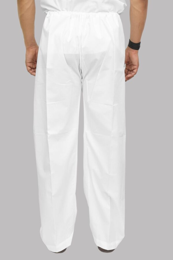 White Saada pyjama with drawstring and side pockets – worn by male model